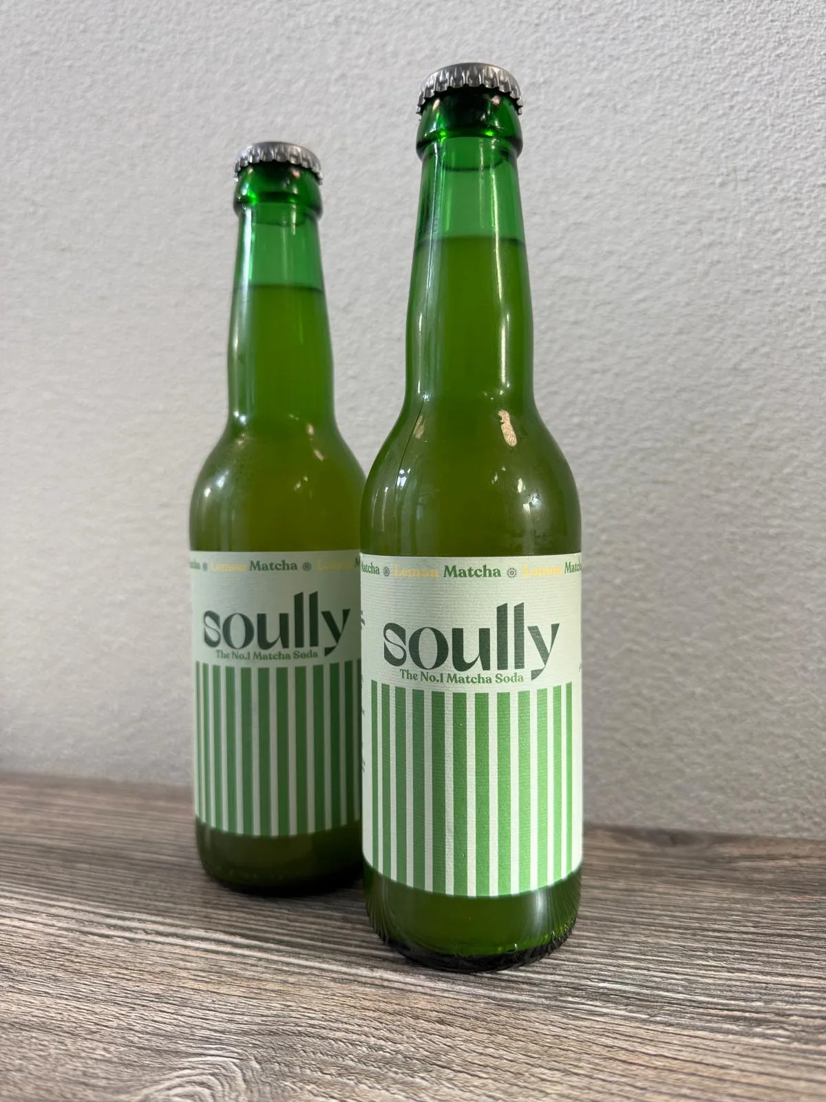 Zu sehen sind zwei Getränkeflaschen des Matcha Sodas.